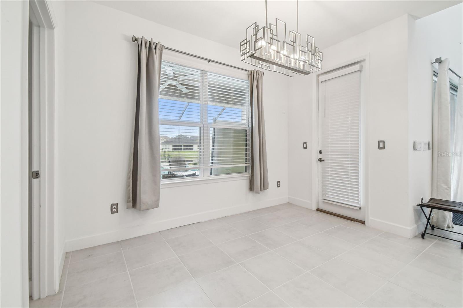 dining nook off kitchen