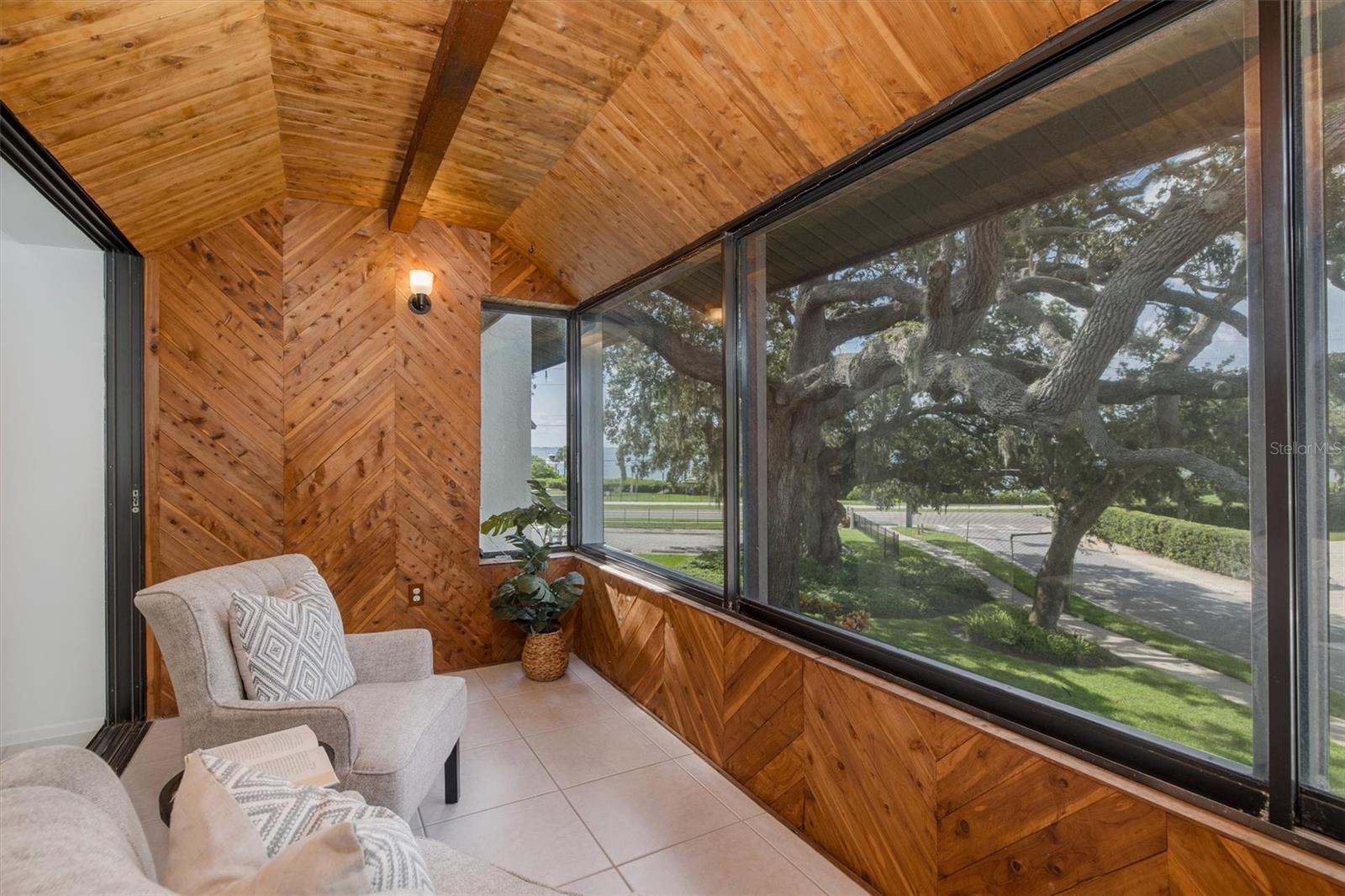 Great view of the famous Lovers Oak tree!
