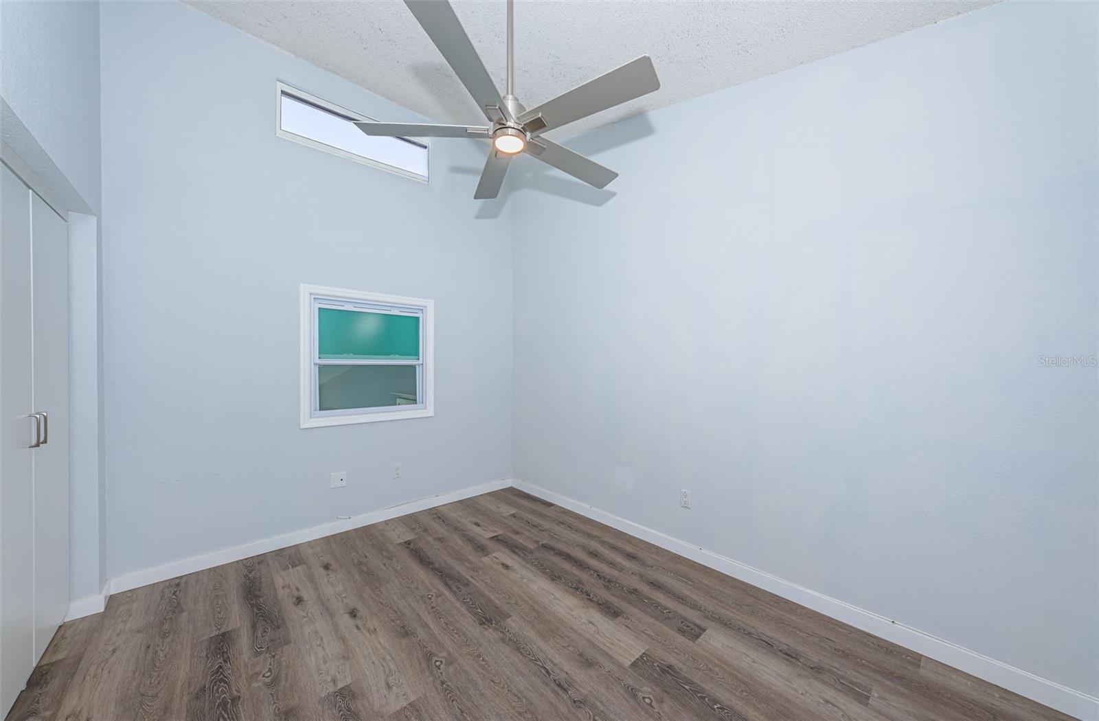 2nd/guest bedroom w/ high ceiling