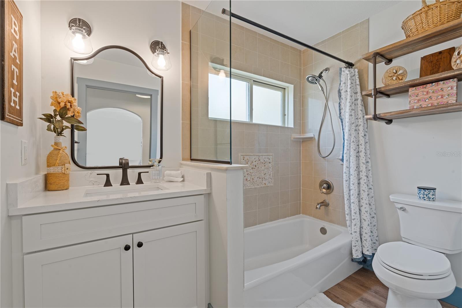 Main Bathroom with shower tub combo