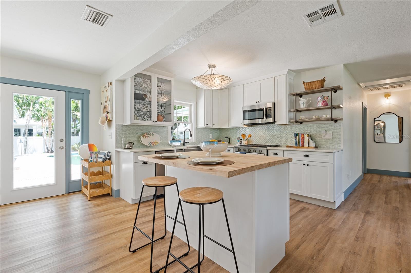 Kitchen with breakfast bar for those quick on the go meals