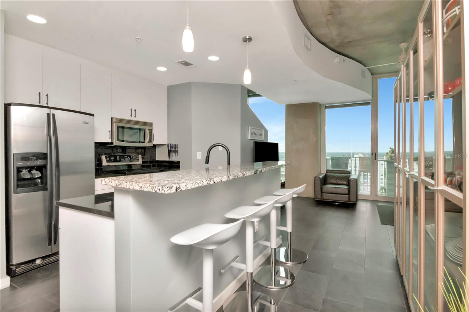 Kitchen wtih Stainless Appliance Package
