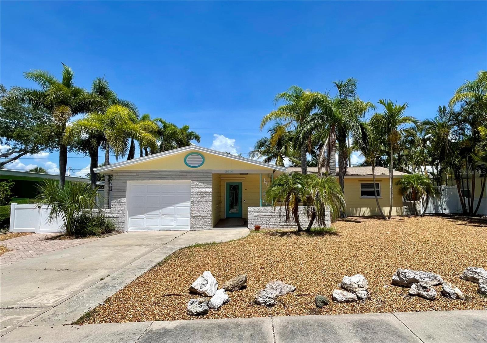 Block Home on HUGE LOT. 3/2