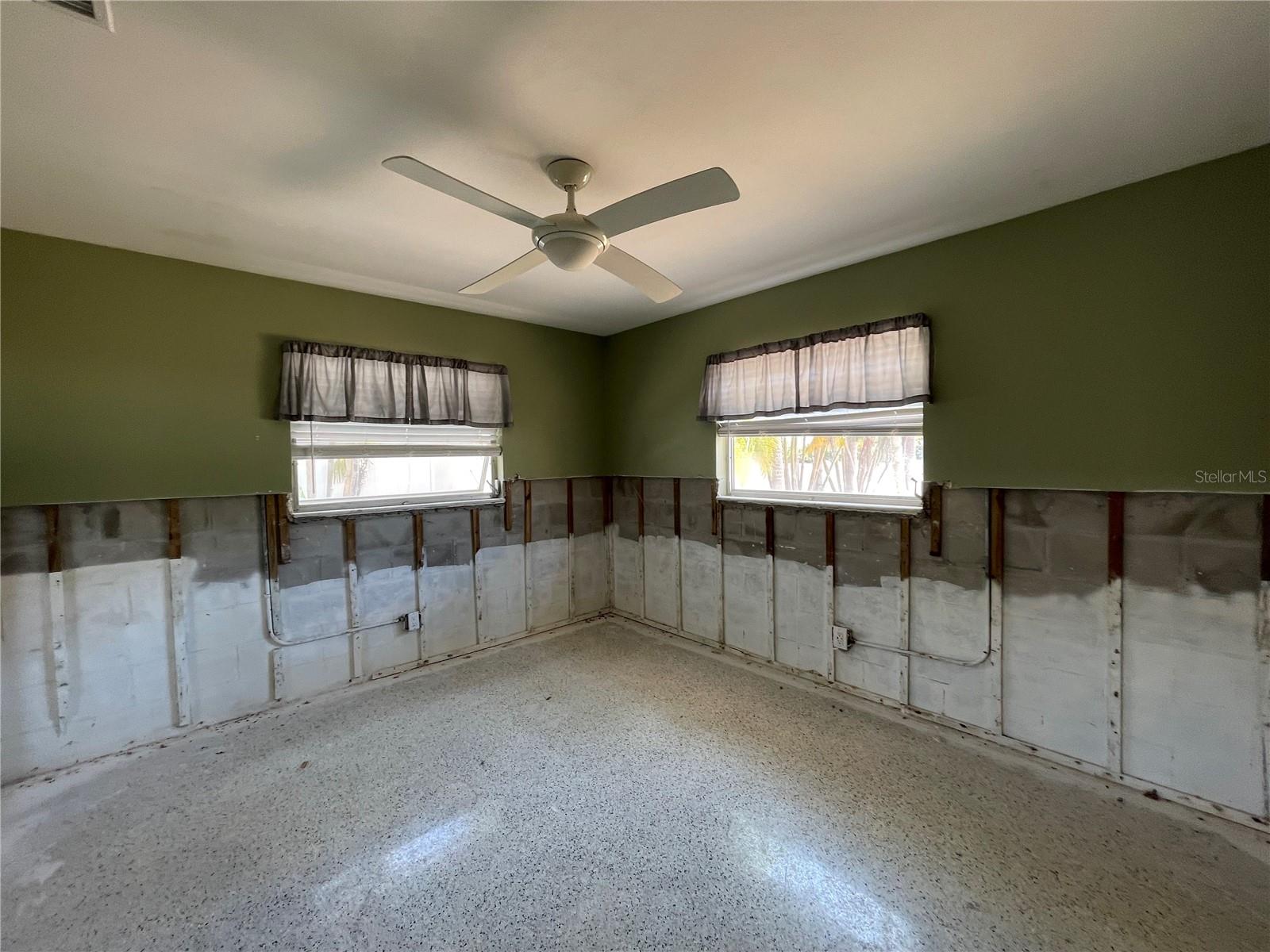 Another large bedroom (3 total)