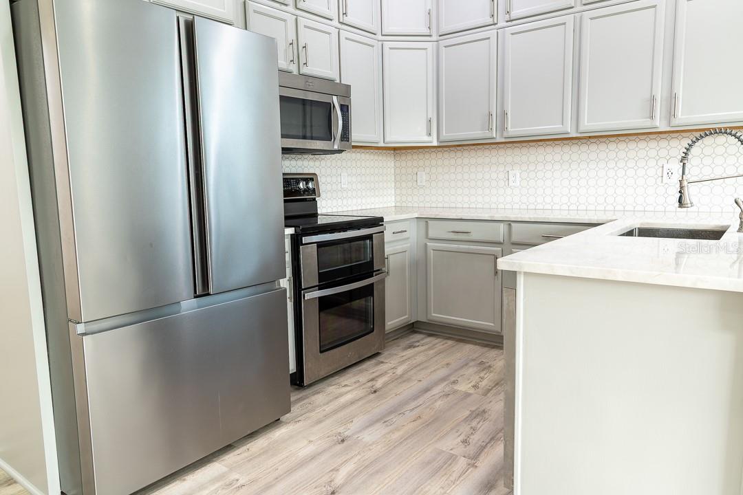 Whirlpool range with double oven and Whirlpool over range microwave