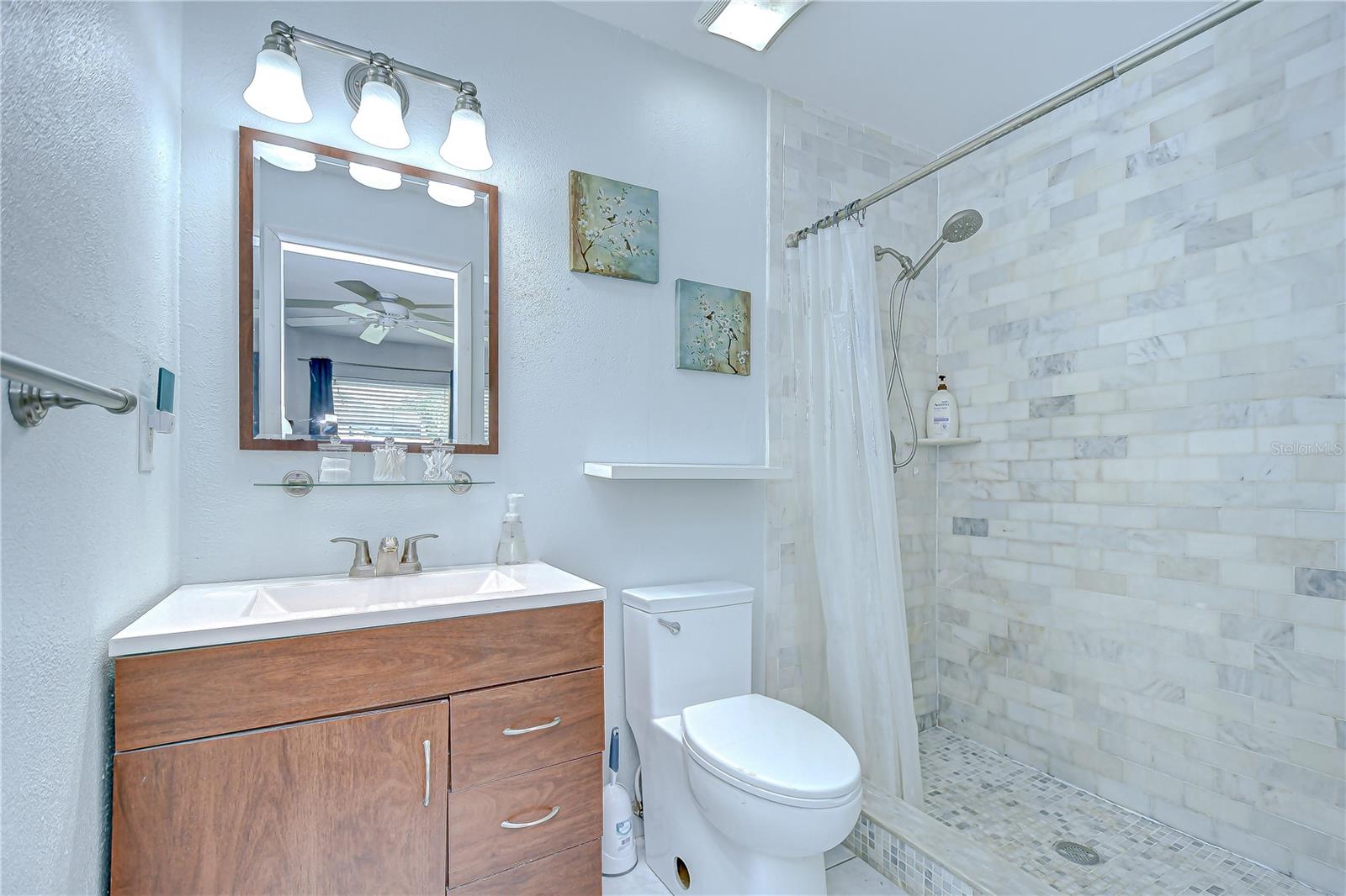 Primary en-suite bathroom