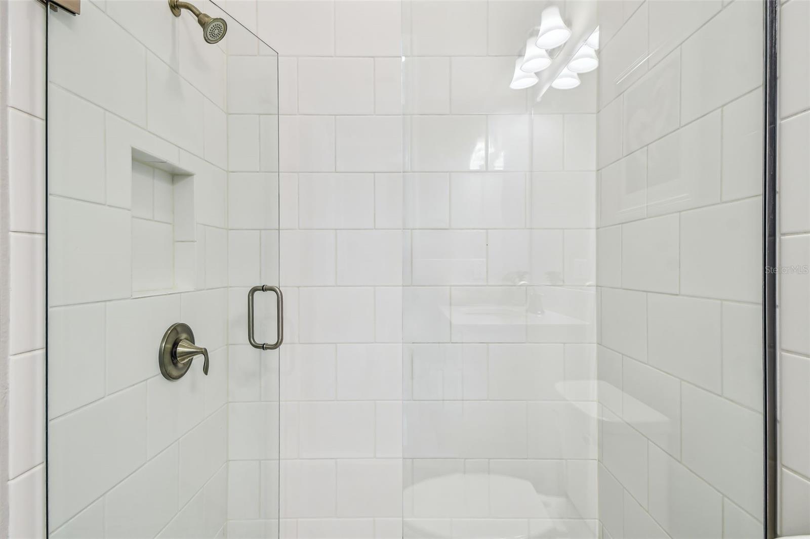 Full bathroom 1st floor