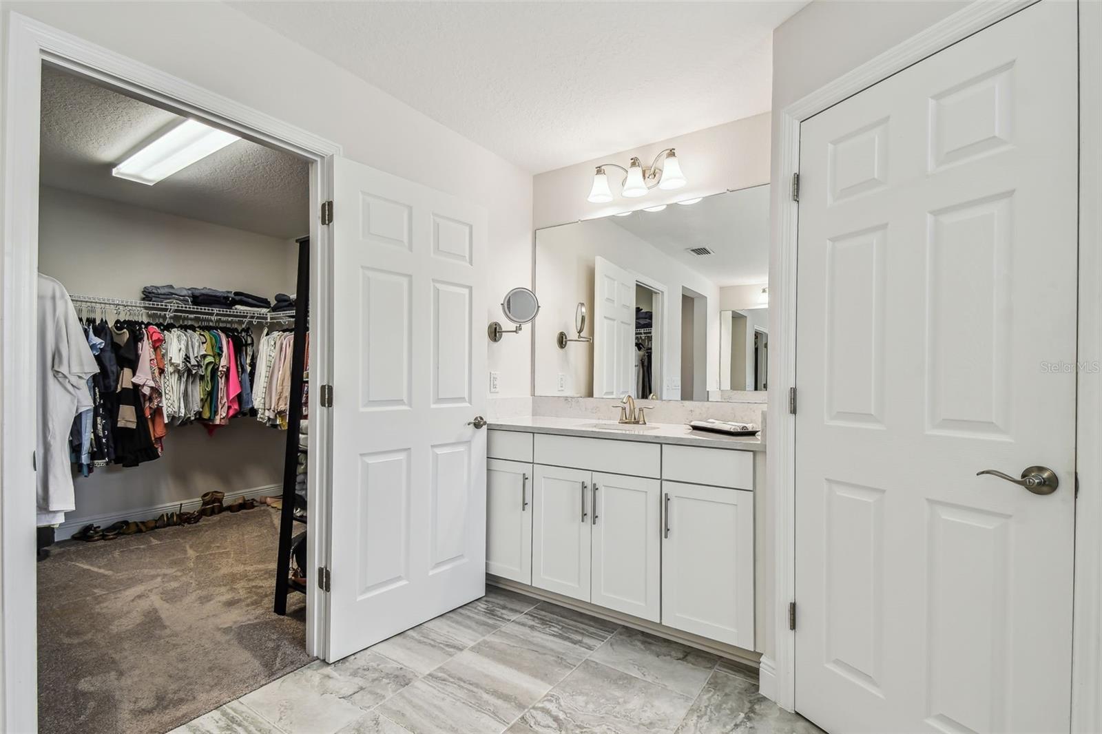Primary En Suite w/Huge Walk-in Closet