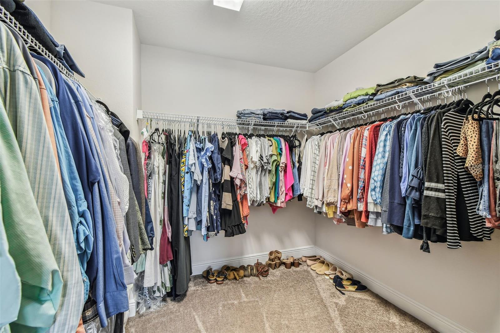 Primary En Suite w/Huge Walk-in Closet