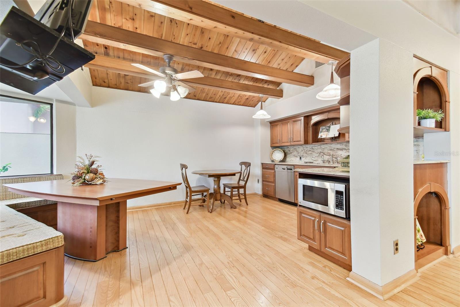 Breakfast cafe’ with entertaining prep kitchen