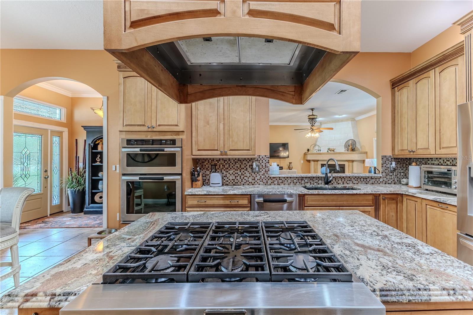 SPACIOUS FULLY EQUIPPED KITCHEN WITH GAS RANGE AND QUALITY APPLIANCES