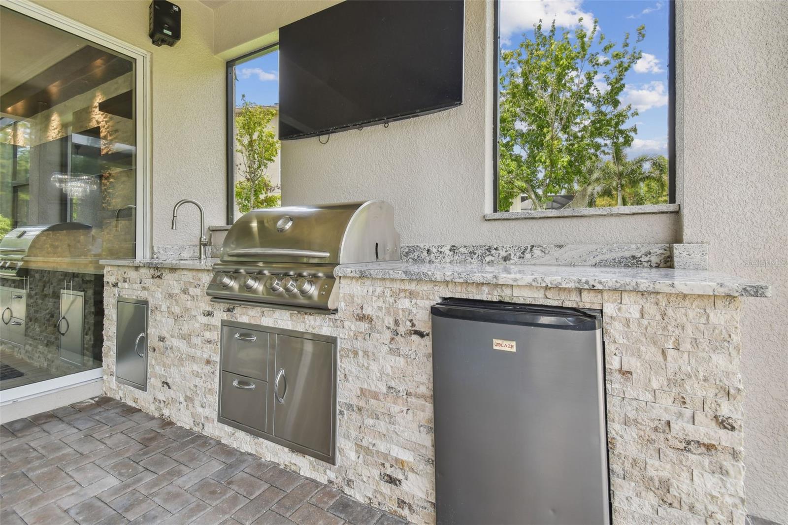 OUTDOOR KITCHEN