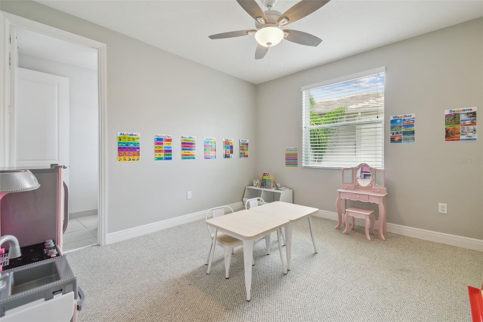 BEDROOM WITH BUILT IN CLOSET