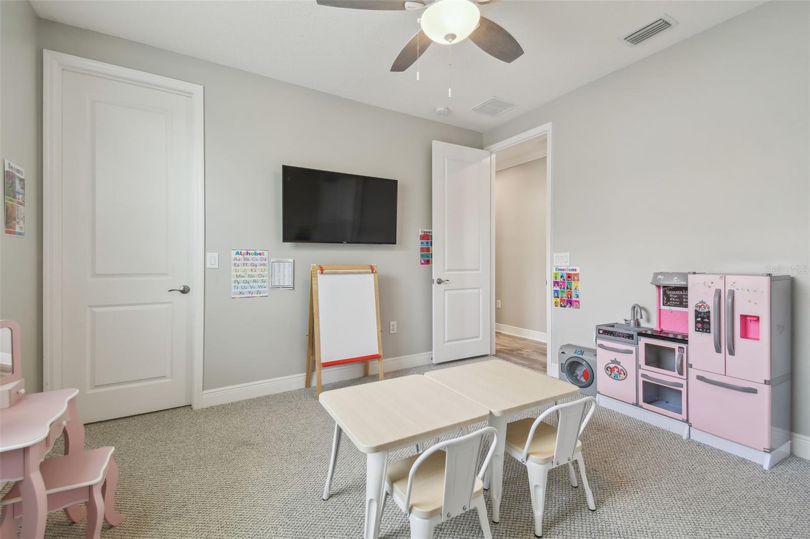 BEDROOM WITH BUILT IN CLOSET