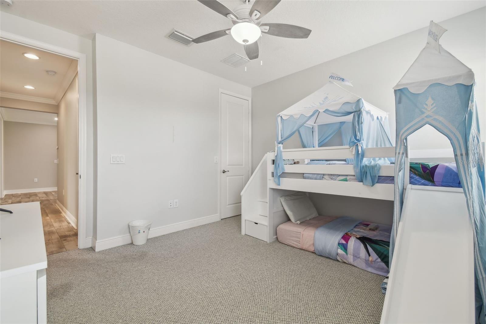 BEDROOM WITH BUILT IN CLOSET