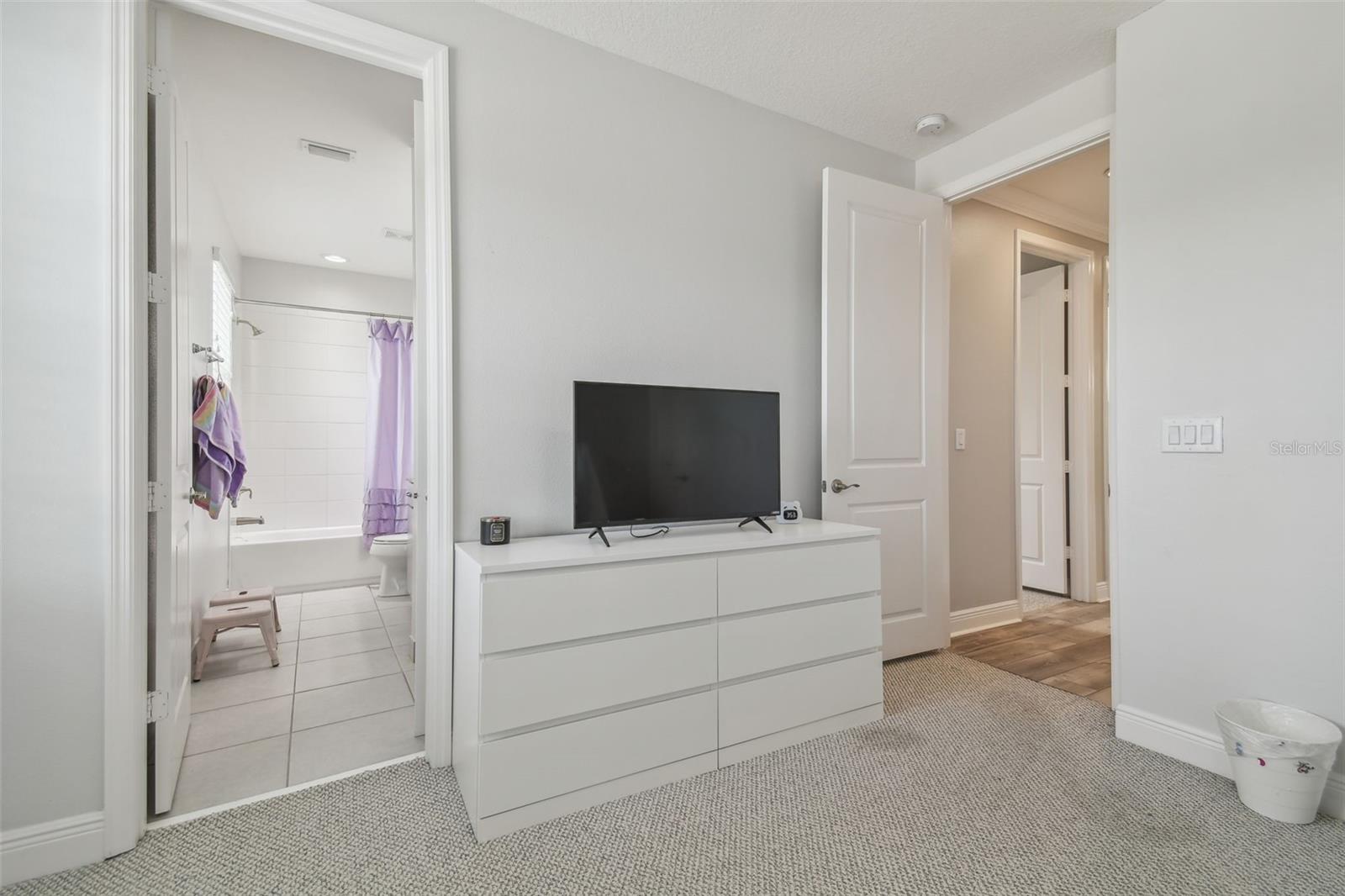 BEDROOM WITH BUILT IN CLOSET