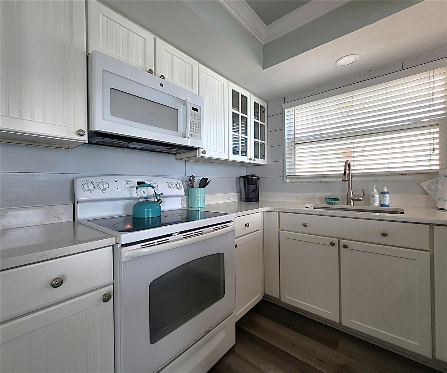 Turnkey: all furniture, appliances, bedroom furniture & bedding, towels, etc. conveys with the sale