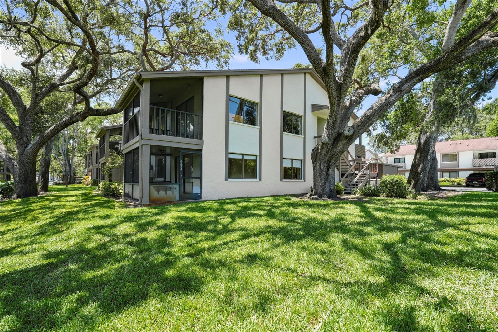 2 BR/2 BA - DOWNSTAIRS CORNER unit with adjacent yard!  And 8 min golf cart ride from Downtown Safety Harbor!!