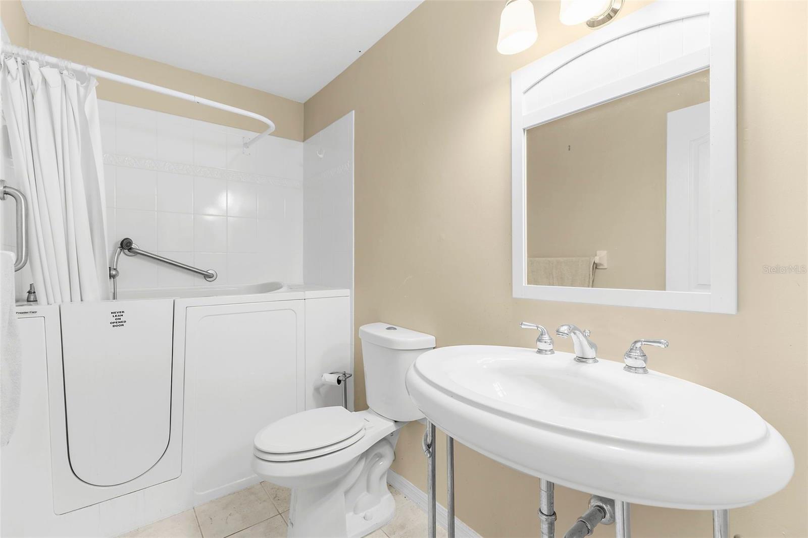 2nd Bath with walk in tub