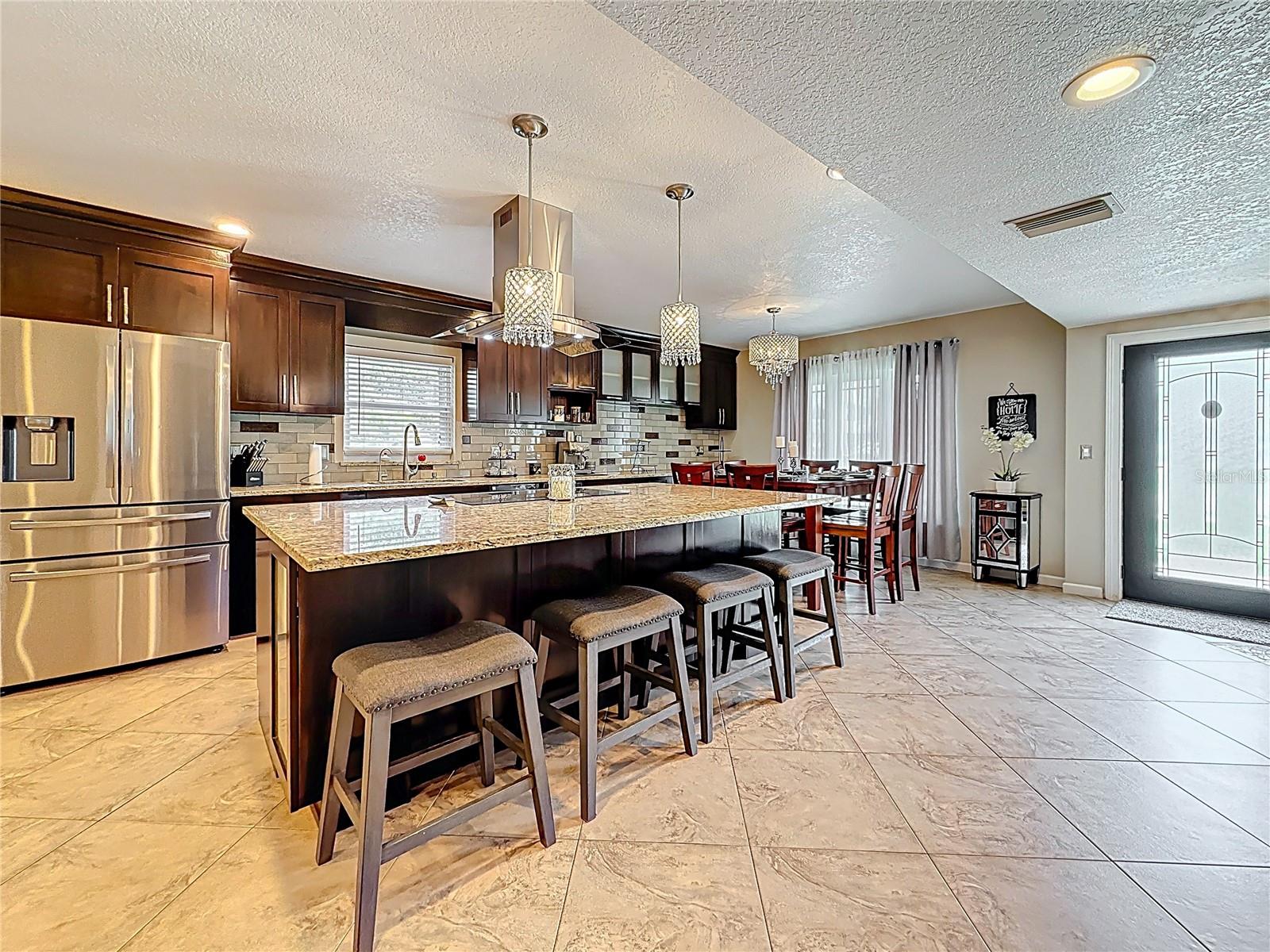 6X8 center island with oversized convection cooktop and extractor with lights