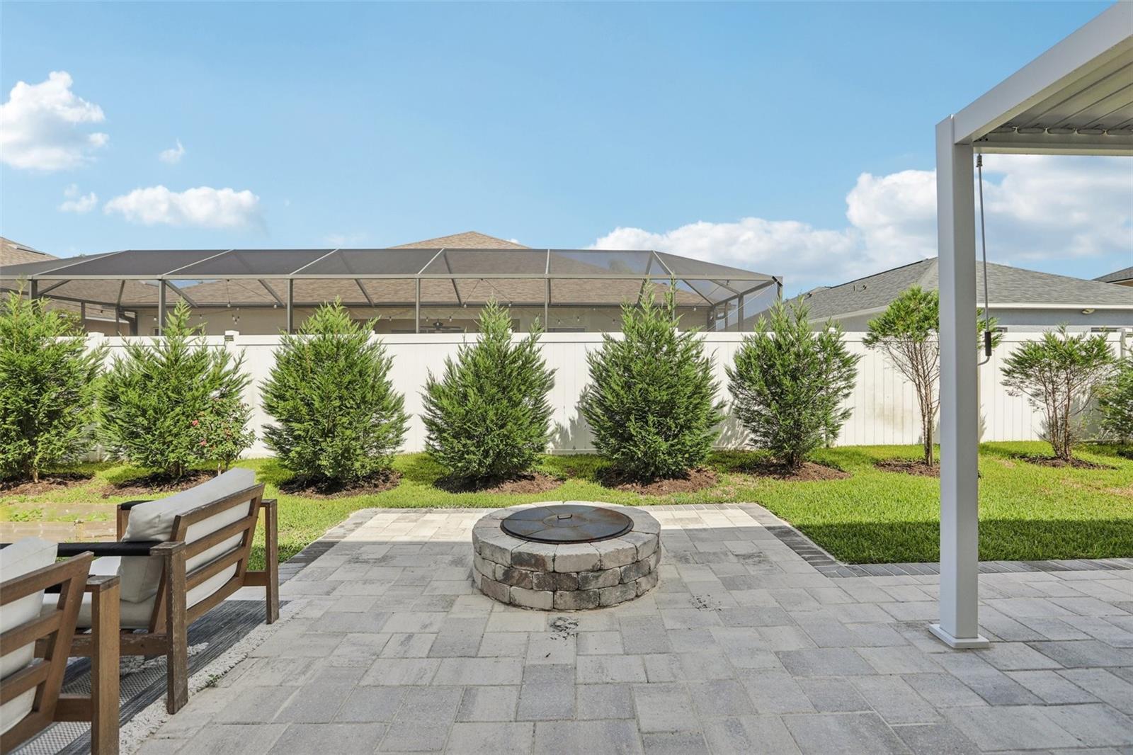 Firepit - Fenced Backyard