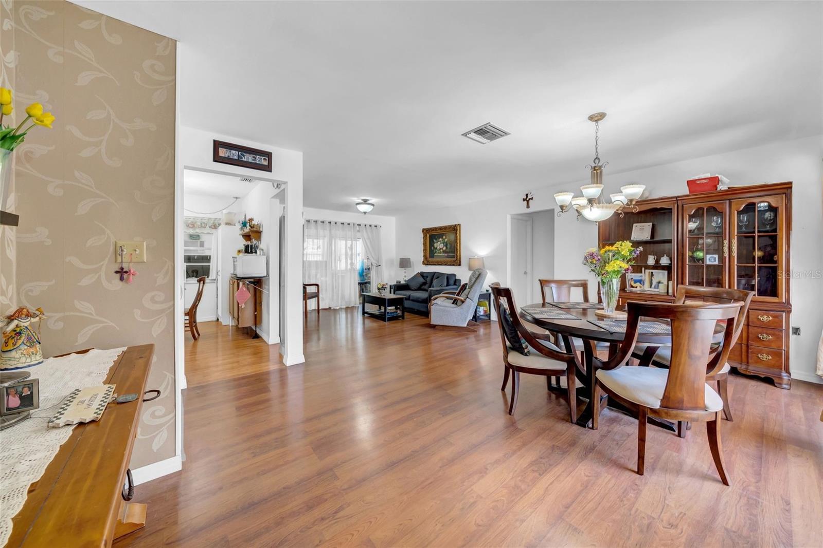 Enter into this gorgeous home with open concept floor plan!