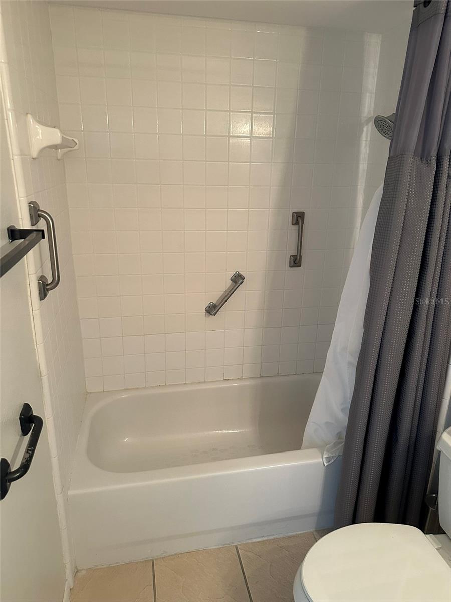 Bathroom 2 Tub