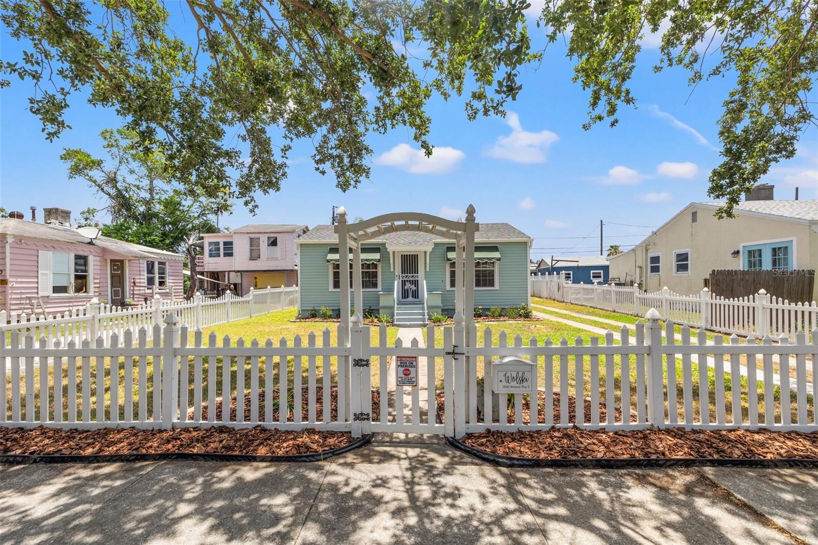 Fully fenced yard, front and back!