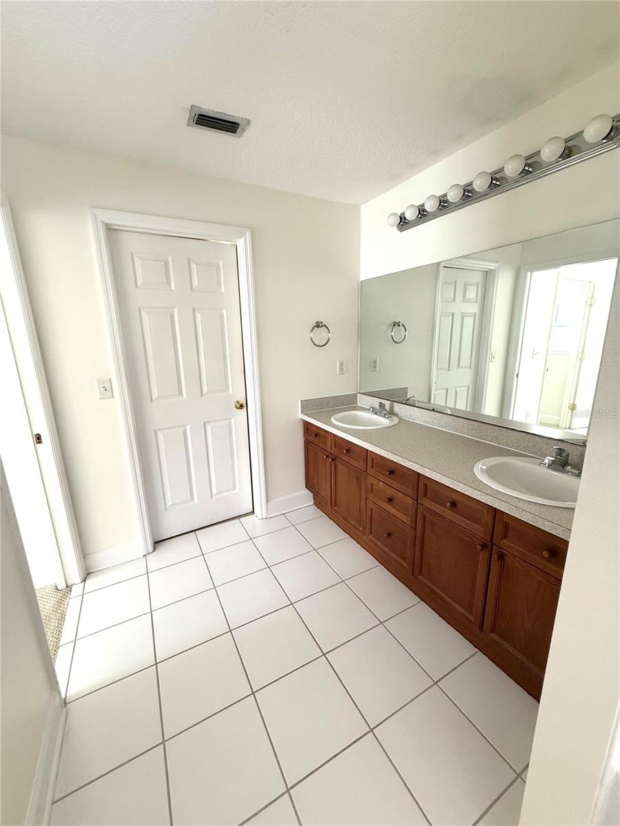 This bathroom counter shines—literally—with a stunning 8-bulb light fixture that beautifully illuminates the space. Perfect for flawless mornings and a touch of everyday glam.