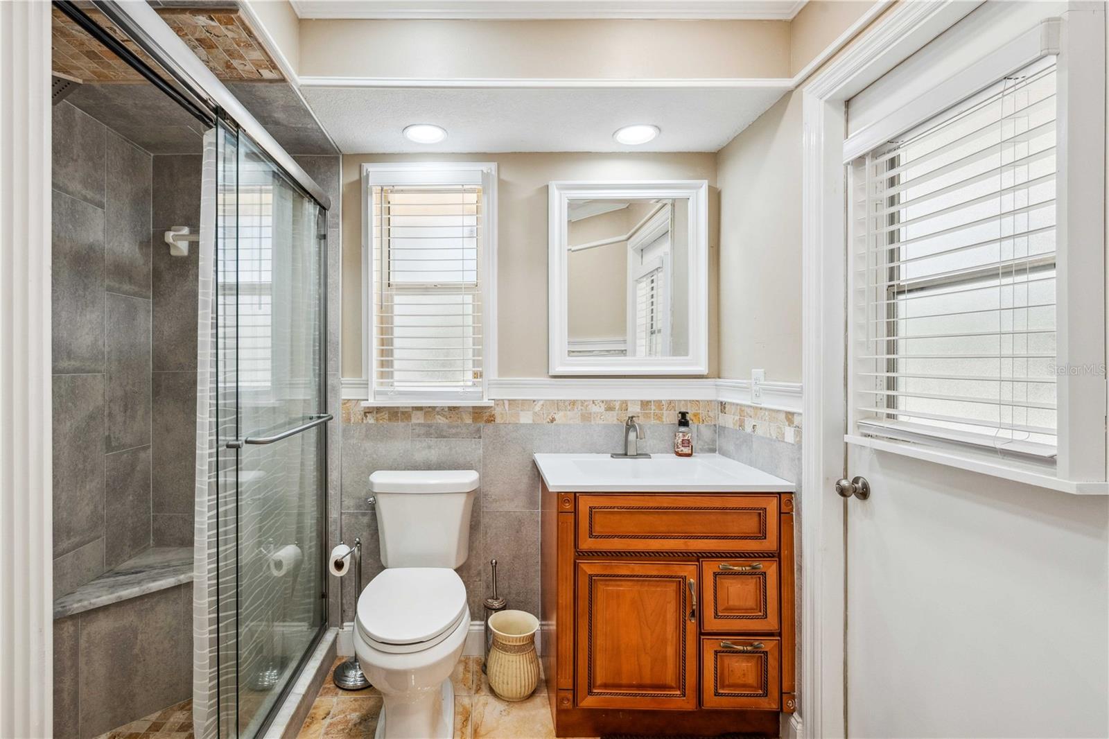 Bathroom 2/ Pool Bath