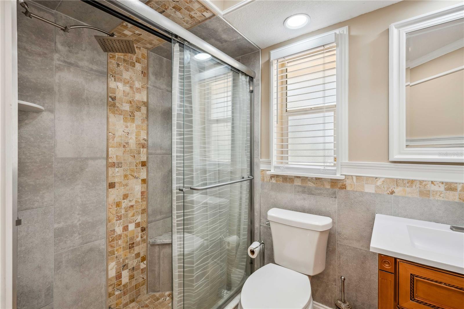 Bathroom 2/ Pool Bath
