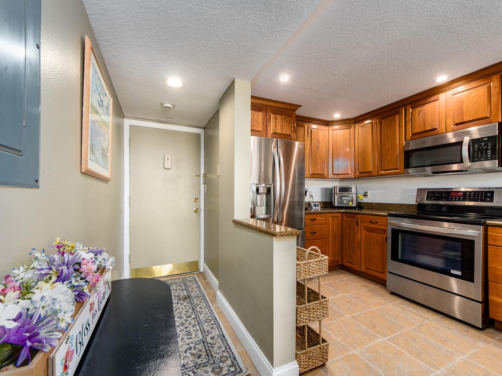Entry to corner unit 800