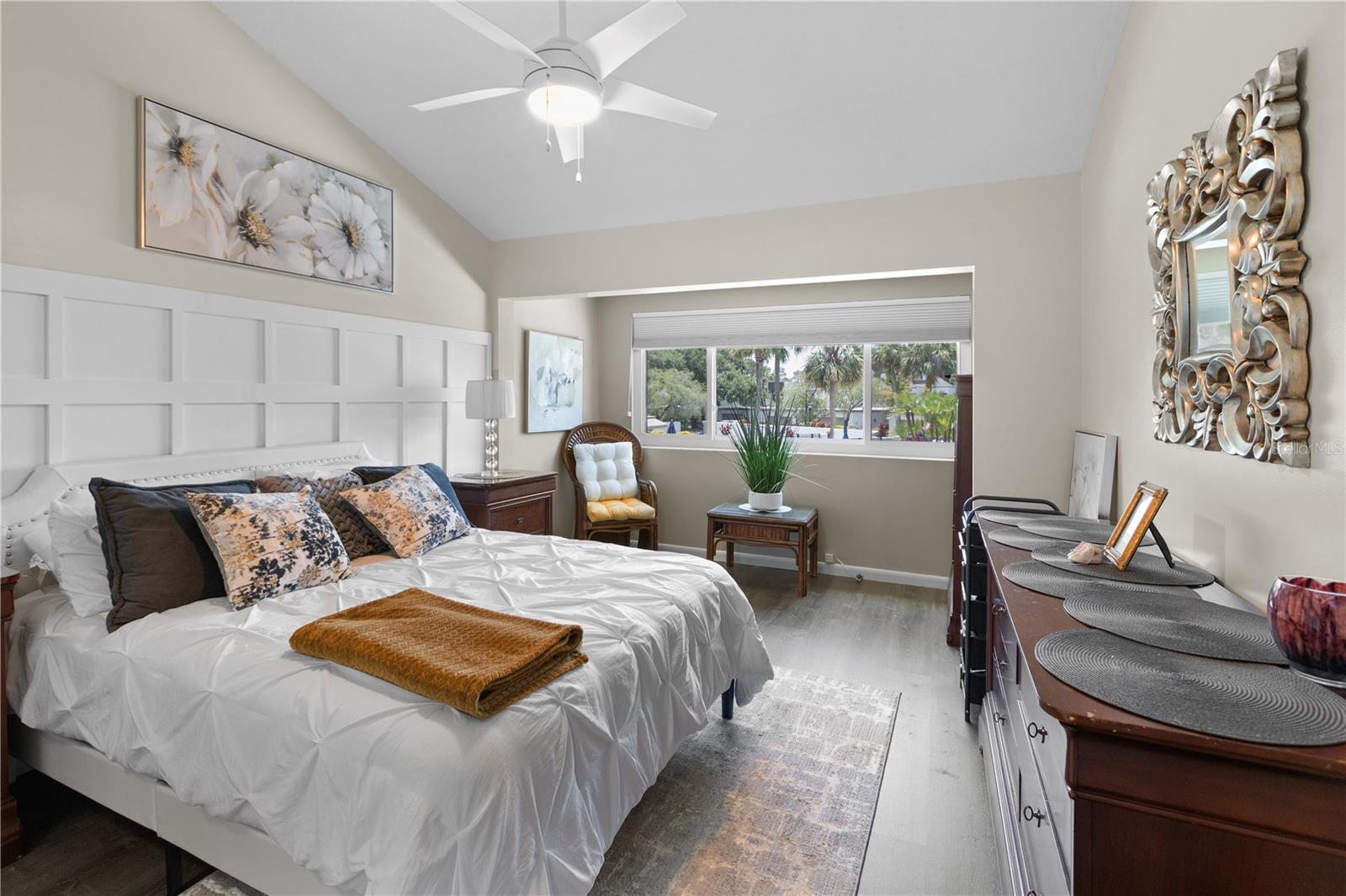 Large guest room w/sitting area