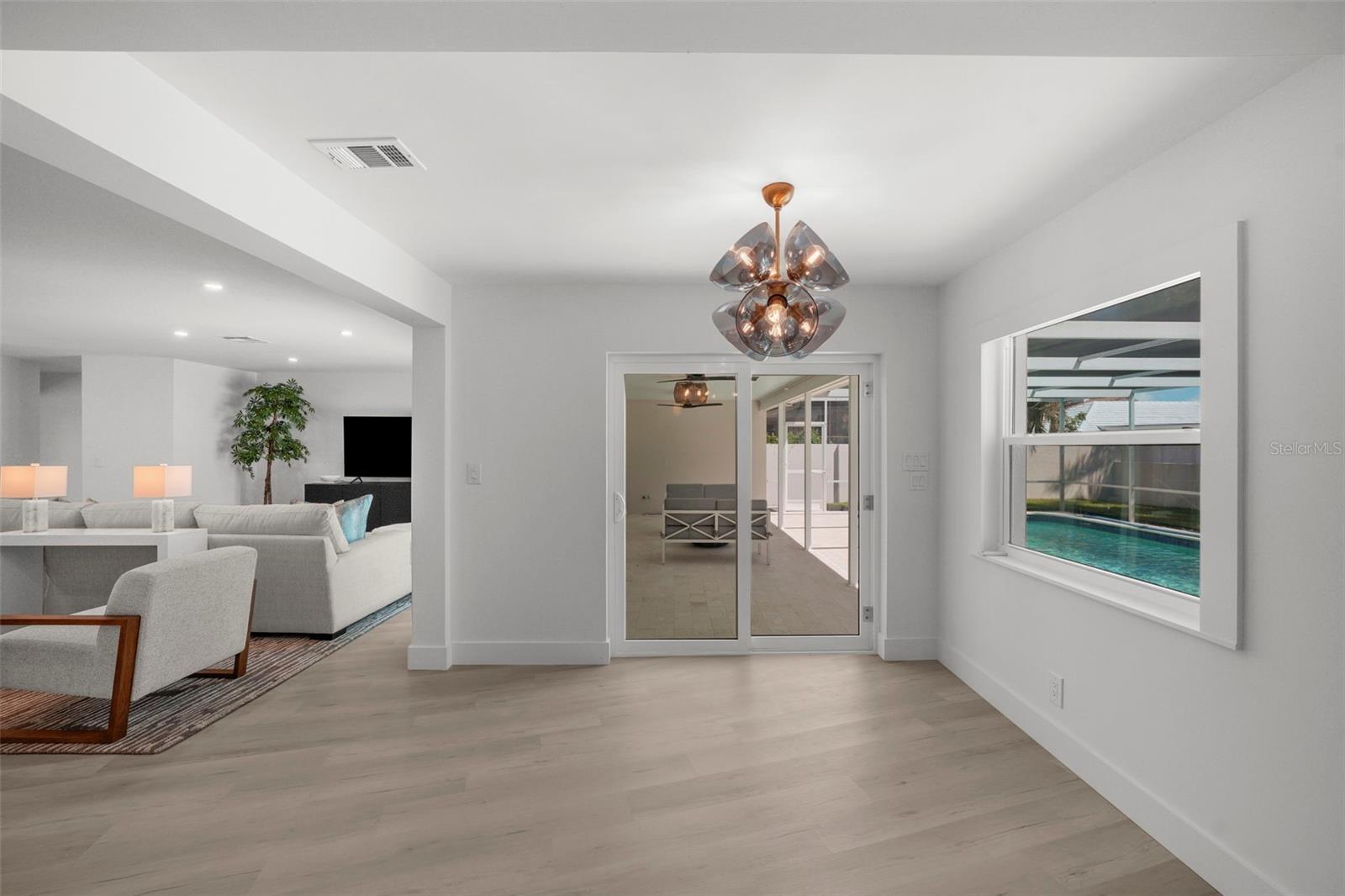 Breakfast nook with dimmable lighting