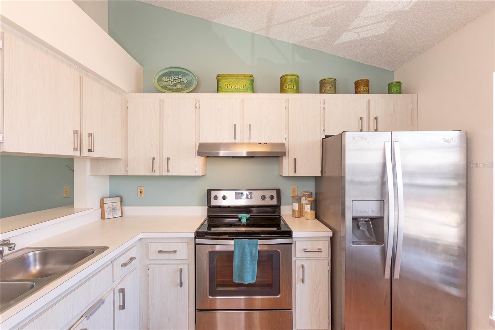Kitchen w Open Bar