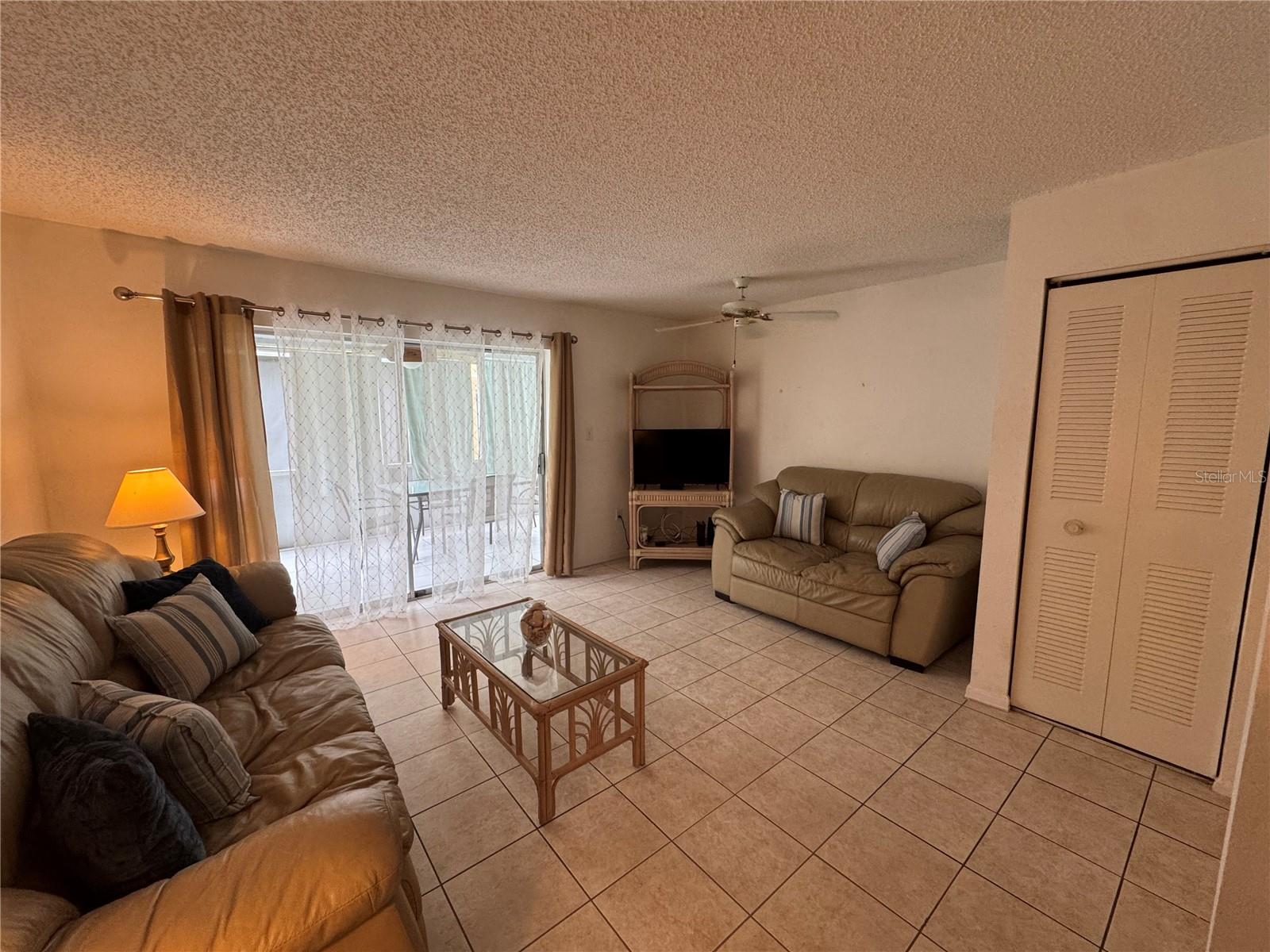 Family room leads to screeed lanai