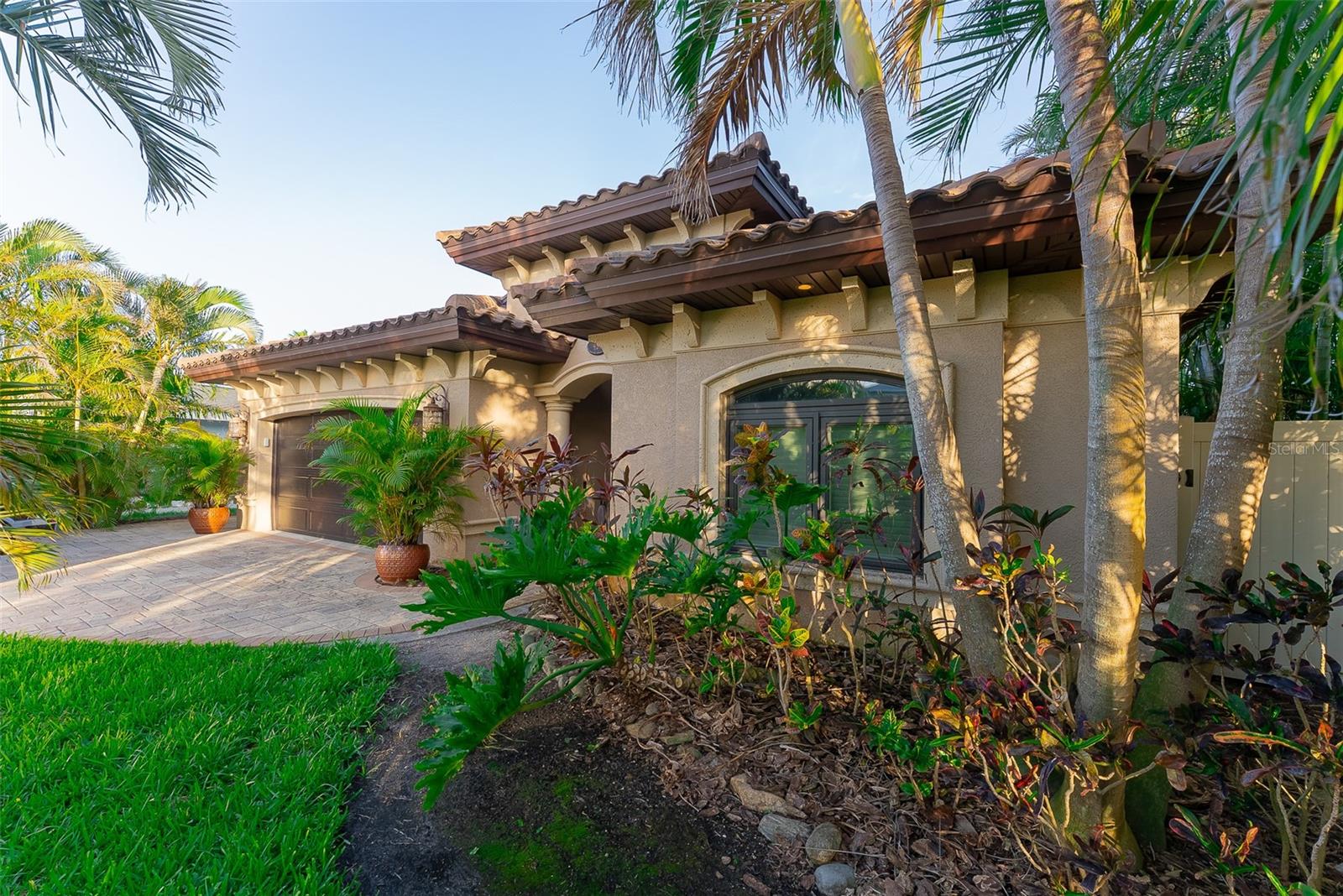 487 Harbor Dr S, Indian Rocks Beach, FL