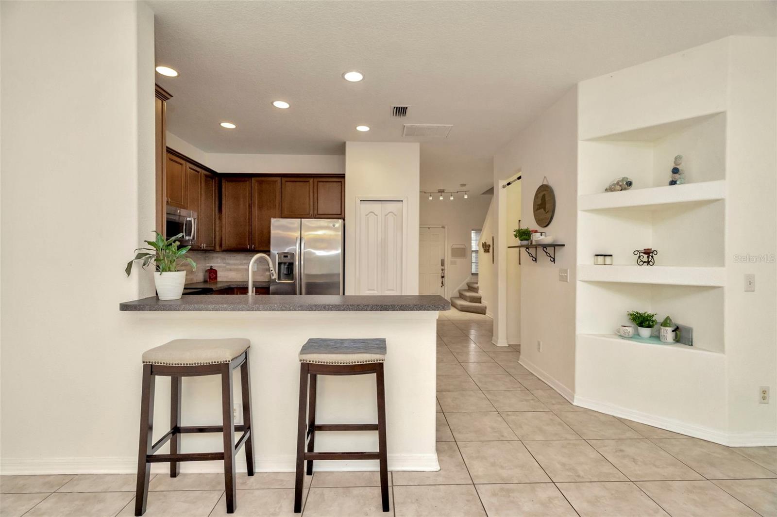 Breakfast bar and wall niche