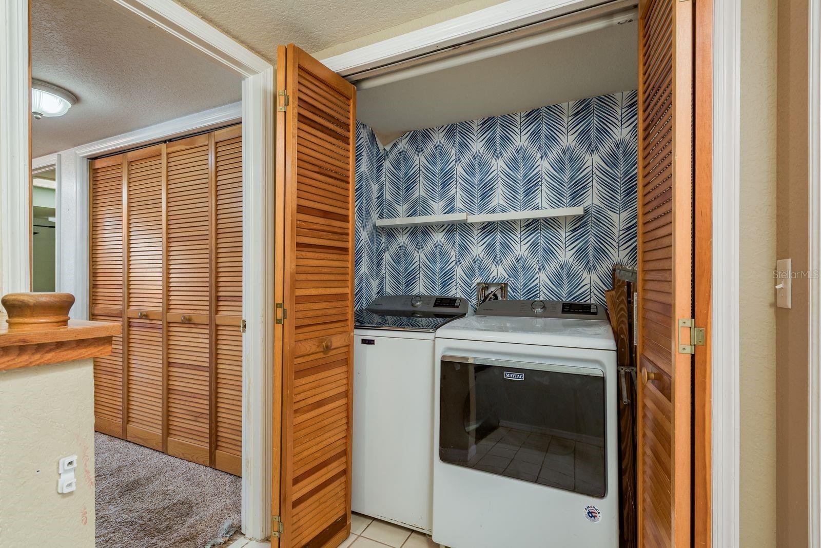 Top floor washer and dryer