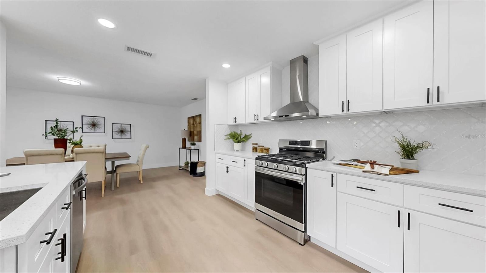 Beautiful, new kitchen with gas stove!!
