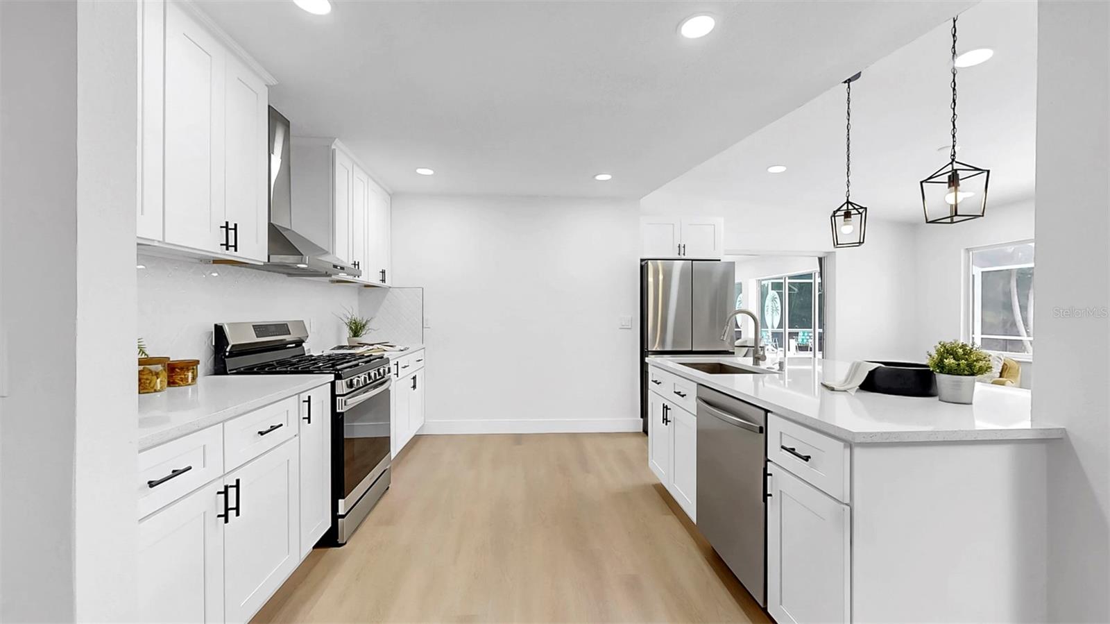 Beautiful, new kitchen with gas stove!!