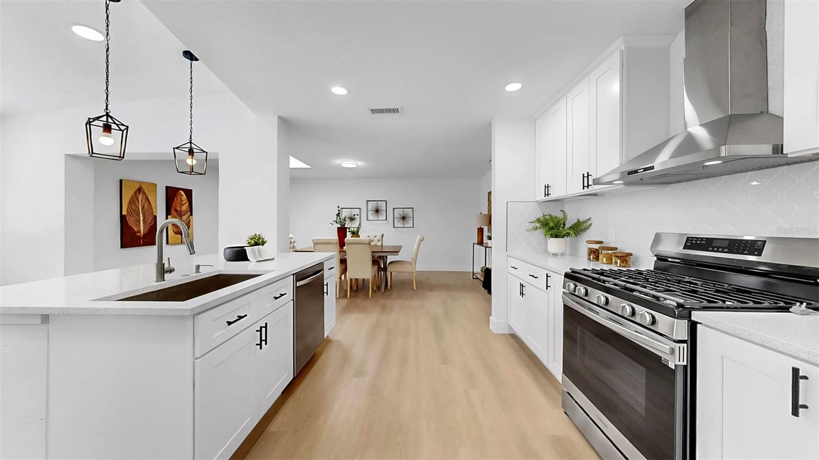 Beautiful, new kitchen with gas stove!!