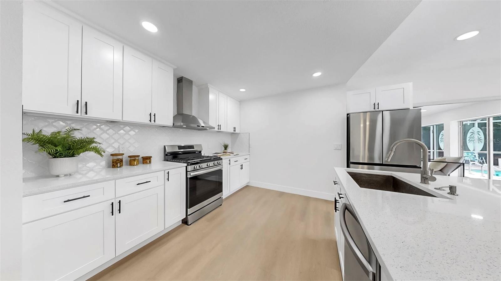 Gorgous Kitchen! Lots of space!