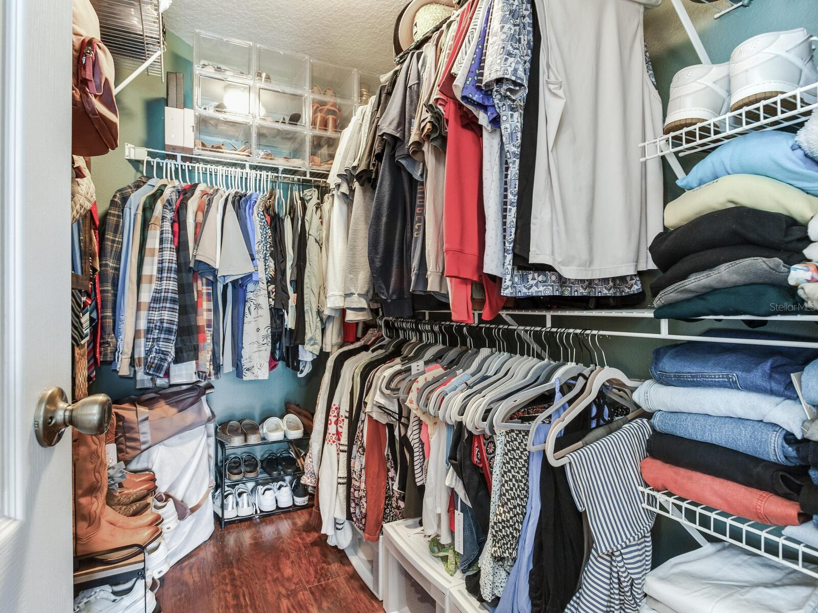 Primar Suite Walk-In Closet