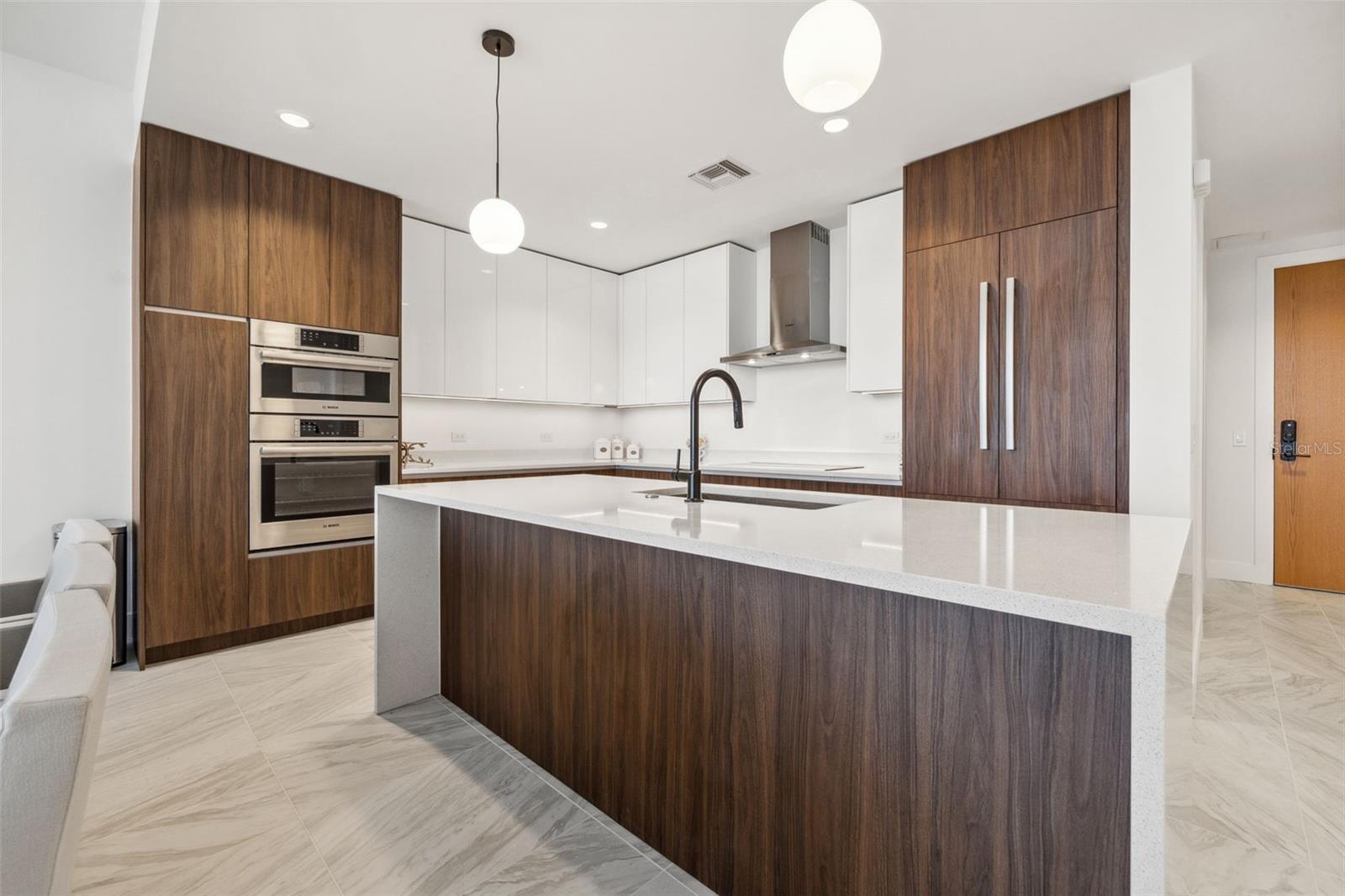 Additional seating at the island - perfect for entertaining!