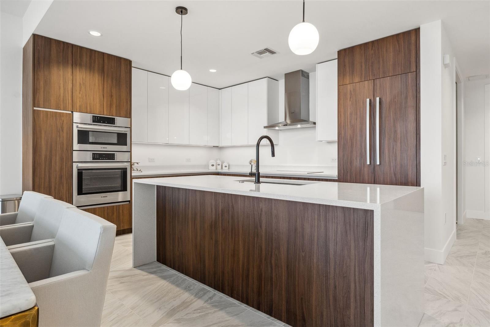 Large kitchen, ideal for hosting get-togethers with friends and family