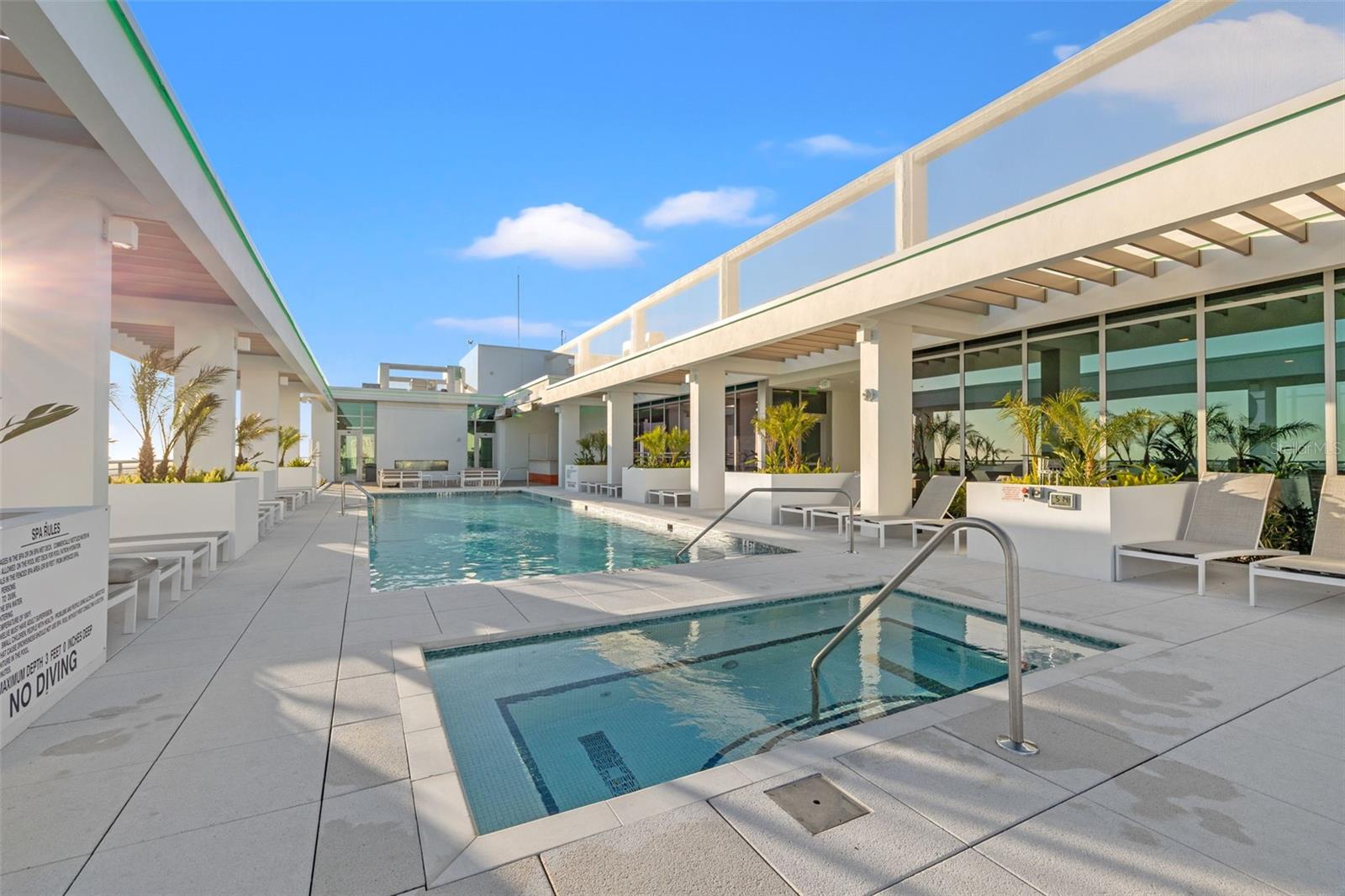 Rooftop hot tub and pool