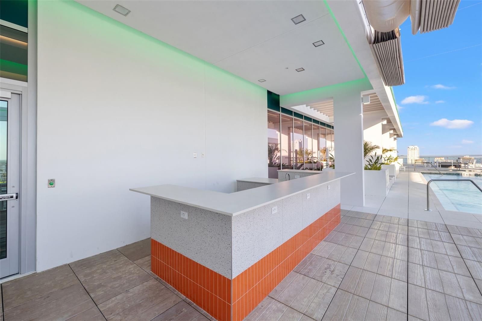 Full Rooftop Bar