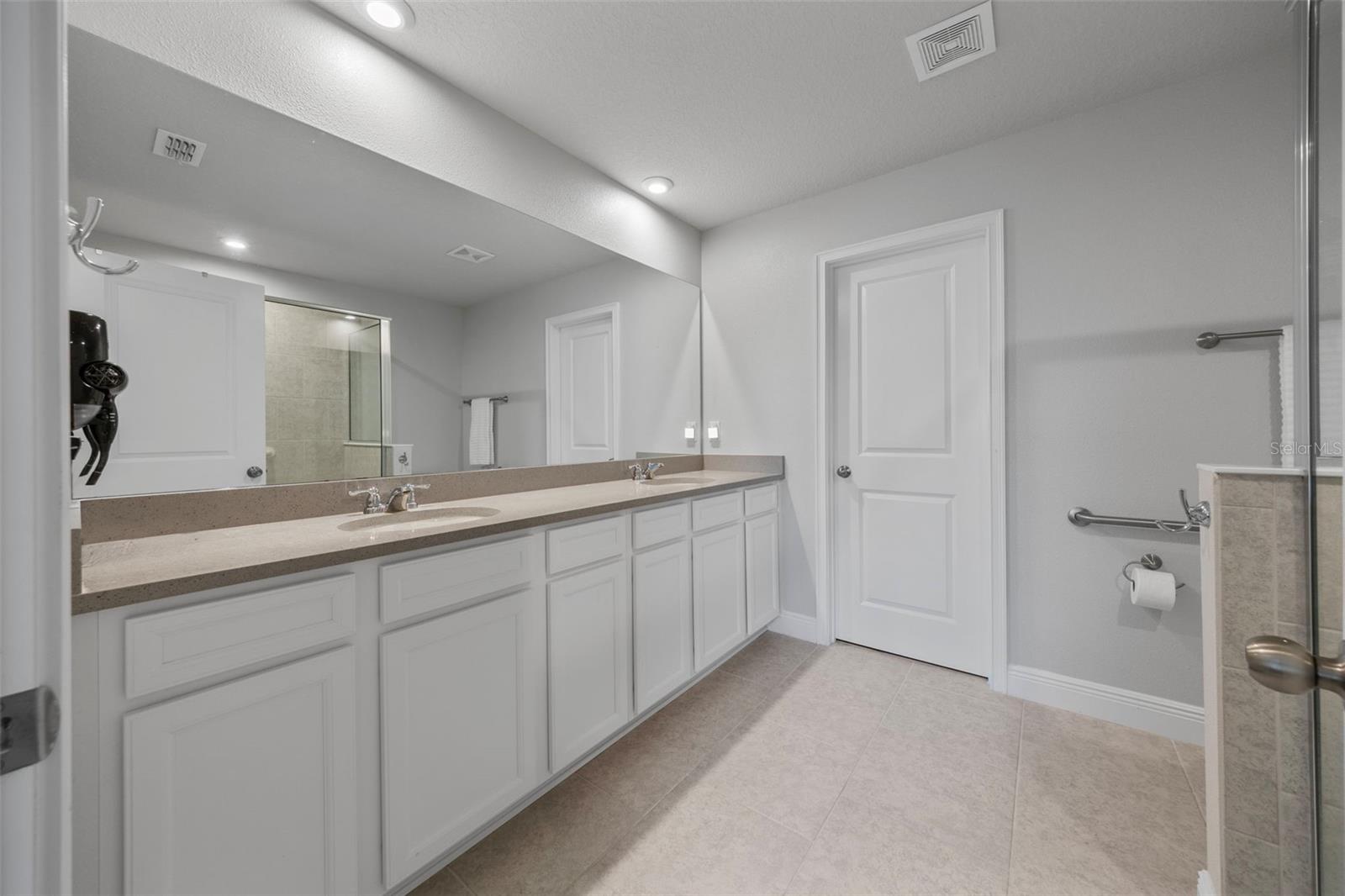 Ensuite with dual sinks