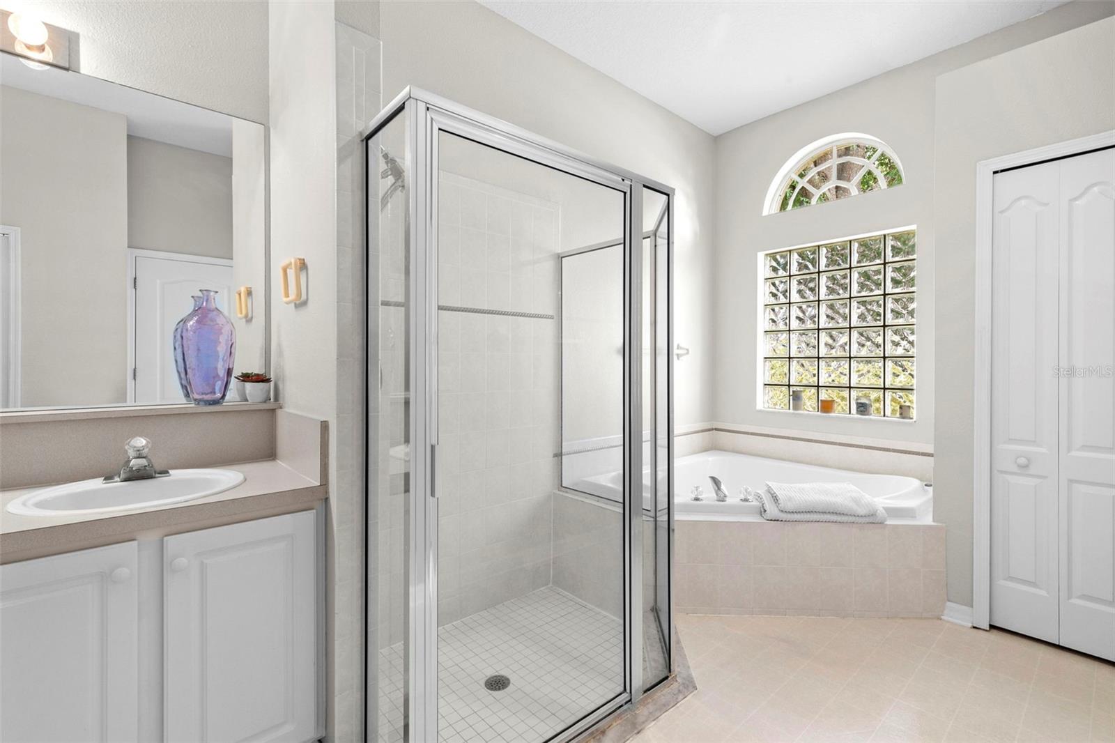 Walk-in Glass Shower/Garden Tub